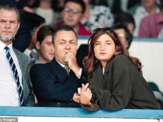 Karren Brady je požiadaná, aby vysvetlila, čo vedela o minulosti mentora Davida Sullivana po tom, čo BBC Panorama obvinila spolumajiteľa West Hamu, že zneužíva dospievajúce dievčatá na sex. Barónka Bradyová (na snímke z roku 1995) čelí výzvam, aby sa dištancovala od minulosti Davida Sullivana (v strede) po tom, čo bol obvinený z pohlavného zneužívania žien. Akékoľvek pochybenie popiera