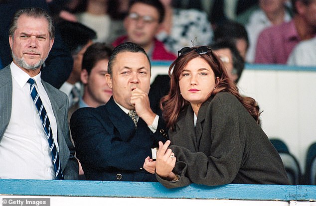 Karren Brady je požiadaná, aby vysvetlila, čo vedela o minulosti Barónka Bradyová (na snímke z roku 1995) čelí výzvam, aby sa dištancovala od minulosti Davida Sullivana (v strede) po tom, čo bol obvinený z pohlavného zneužívania žien. Akékoľvek pochybenie popiera
