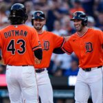Stredopoliar Detroit Tigers James Outman (43) oslavuje v piatok 26. júna 2026 počas štvrtého nájazdu v Comerica Park v Detroite odpálenie trojzápasu proti Houstonu Astros s druhým hráčom v poli Zachom McKinstrym (39) a ľavým hráčom v poli Mattom Vierlingom (8).