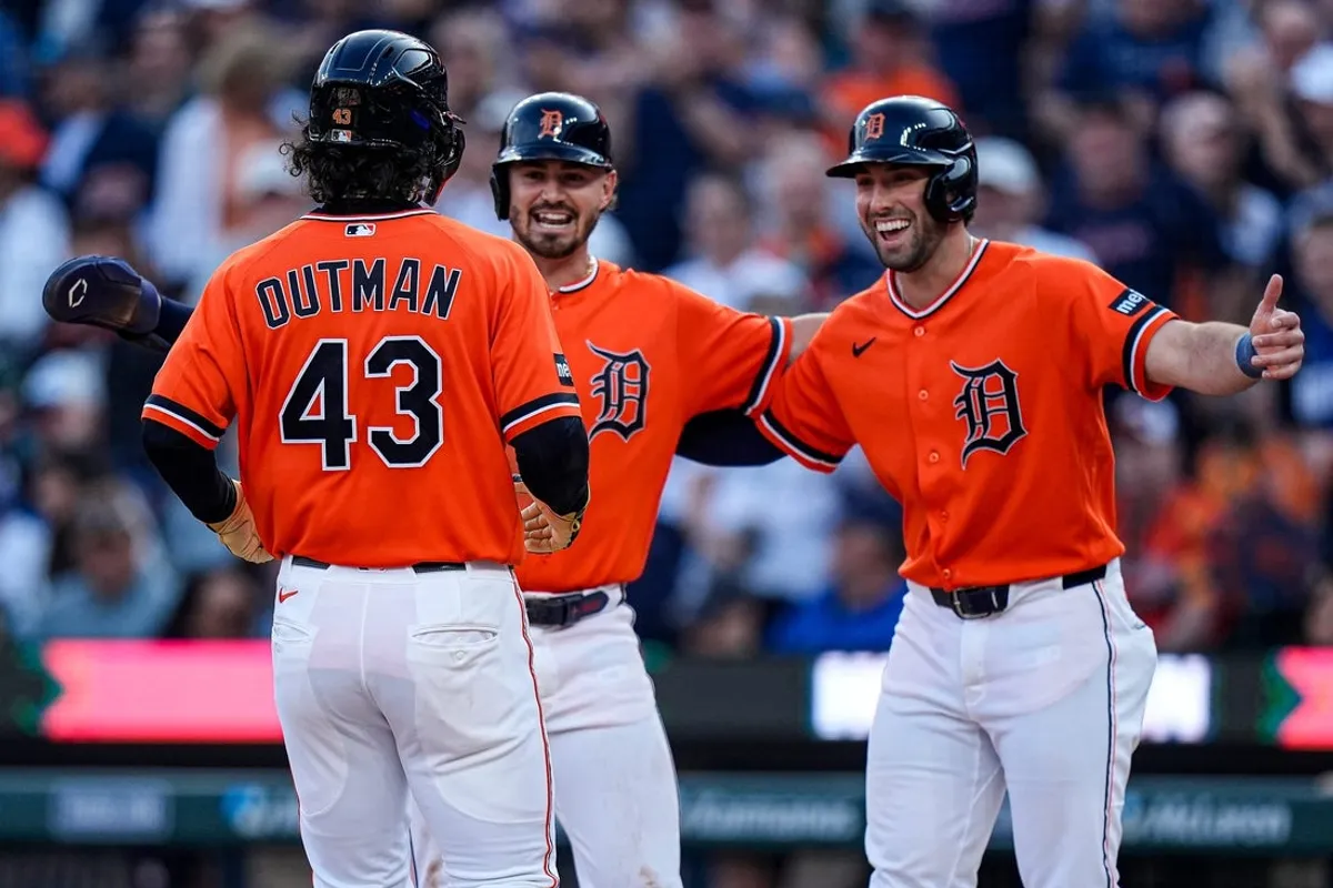 Stredopoliar Detroit Tigers James Outman (43) oslavuje v piatok 26. júna 2026 počas štvrtého nájazdu v Comerica Park v Detroite odpálenie trojzápasu proti Houstonu Astros s druhým hráčom v poli Zachom McKinstrym (39) a ľavým hráčom v poli Mattom Vierlingom (8).