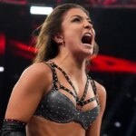 Kendal predvádza wrestlingový pohyb v WWE Performance Center v Orlande na Floride