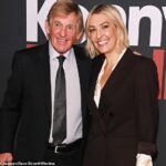 Sir Kenny Dalglish potvrdil, že podstupuje liečbu diagnózy rakoviny (na snímke s dcérou a vysielateľkou Kelly Cates)