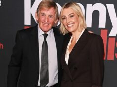 Kenny Dalglish má rakovinu: 75-ročná legenda Liverpoolu potvrdila, že podstupuje liečbu po tom, čo neúmyselne odhalil diagnózu v prešľape na sociálnych sieťach Sir Kenny Dalglish potvrdil, že podstupuje liečbu diagnózy rakoviny (na snímke s dcérou a vysielateľkou Kelly Cates)