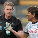 Antonio Conte, tréner Neapolu, hovorí s Kevinom De Bruyneom z Neapolu