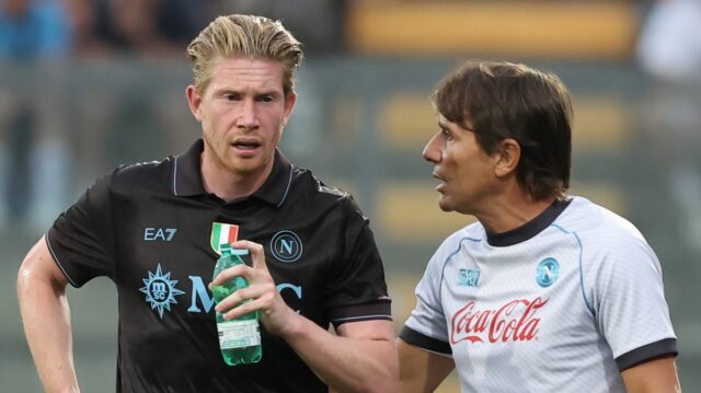 Antonio Conte, tréner Neapolu, hovorí s Kevinom De Bruyneom z Neapolu