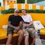 Palmer mal na sebe rovnaké oblečenie, aké mal na sebe naposledy, keď bol vlani v júli v klube Iziba – ozdobený retiazkou, obyčajným bielym tričkom, maskáčovými šortkami a teniskami.