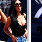Kim Kardashian je na snímke na Veľkej cene Monaka pred sobotňajšou kvalifikáciou