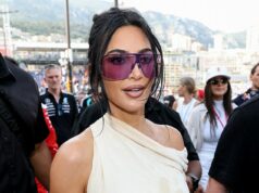 Kim Kardashian ‚ukradla UTERÁK víťaza Veľkej ceny Monaka‘ pri katastrofálnom debute ako F1 WAG Lewisovi Hamiltonovi po tom, čo urazila ikonického televízneho reportéra Kim Kardashian nechala fanúšikov F1 vidieť po tom, čo v Monaku zrejme ukradla vodičovi uterák