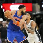 5. júna 2026; San Antonio, Texas, USA; Center New York Knicks Karl-Anthony Towns (32) sa snaží presunúť loptu proti San Antonio Spurs v druhom polčase počas druhého zápasu finále NBA 2026 vo Frost Bank Center. Povinný kredit: Scott Wachter-Imagn Images