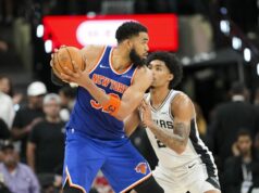 Knicks prinášajú finále NBA domov do mesta, ktoré túži po zápase 3 proti Spurs 5. júna 2026; San Antonio, Texas, USA; Center New York Knicks Karl-Anthony Towns (32) sa snaží presunúť loptu proti San Antonio Spurs v druhom polčase počas druhého zápasu finále NBA 2026 vo Frost Bank Center. Povinný kredit: Scott Wachter-Imagn Images