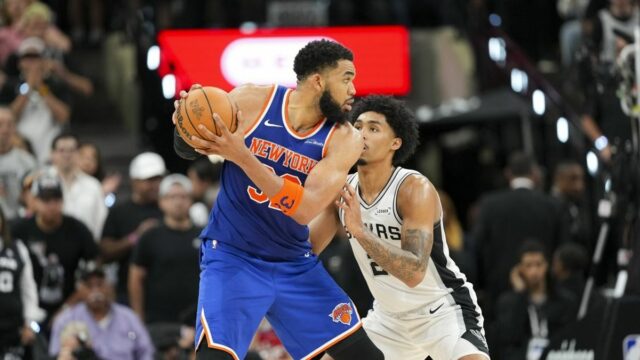 Knicks prinášajú finále NBA domov do mesta, ktoré túži po 5. júna 2026; San Antonio, Texas, USA; Center New York Knicks Karl-Anthony Towns (32) sa snaží presunúť loptu proti San Antonio Spurs v druhom polčase počas druhého zápasu finále NBA 2026 vo Frost Bank Center. Povinný kredit: Scott Wachter-Imagn Images