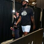 Center Knicks a defenzívna hrozba Mitchell Robinson bude k dispozícii proti Spurs v 1. zápase finále NBA. Tu je v strede videný bez ortézy na pravej ruke