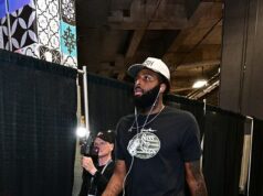 Knicks sa dozvedeli o osude zranenia Mitchella Robinsona pred úvodným zápasom finále NBA vs Spurs niekoľko dní po operácii Pinkieho Center Knicks a defenzívna hrozba Mitchell Robinson bude k dispozícii proti Spurs v 1. zápase finále NBA. Tu je v strede videný bez ortézy na pravej ruke