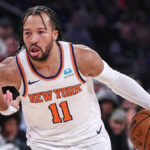25. decembra 2023; New York, New York, USA; Strážca New York Knicks Jalen Brunson (11) dribluje počas prvého štvrťroka proti Milwaukee Bucks v Madison Square Garden. kredity: Vincent Carchietta-USA TODAY Sports
