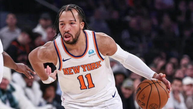 25. decembra 2023; New York, New York, USA; Strážca New York Knicks Jalen Brunson (11) dribluje počas prvého štvrťroka proti Milwaukee Bucks v Madison Square Garden. kredity: Vincent Carchietta-USA TODAY Sports
