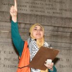 Aber Kawas hovoril na zhromaždení v Columbus Circle