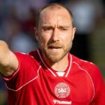 Hráči Dánska a Ukrajiny sa túlia, aby odprevadili Christiana Eriksena do čakacej ambulancie počas futbalového medzištátneho priateľského zápasu medzi Dánskom a Ukrajinou na štadióne Odense v Dánsku 7. júna 2026. Christian Eriksen skolaboval počas prípravného stretnutia Dánska proti Ukrajine 7. júna 2026, päť rokov po tom, čo utrpel zástavu srdca počas majstrovstiev Európy.