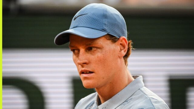 Kolaps Roland Garros Jannika Sinnera bol „naozaj zvláštny a nepochopiteľný“
