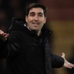 BOURNEMOUTH, ANGLICKO - 24. JANUÁRA: Andoni Iraola, hlavný tréner/manažér Bournemouthu, reaguje počas zápasu Premier League medzi Bournemouthom a Liverpoolom na Vitality Stadium 24. januára 2026 v anglickom Bournemouthe. (Foto Catherine Ivill - AMA/Getty Images)