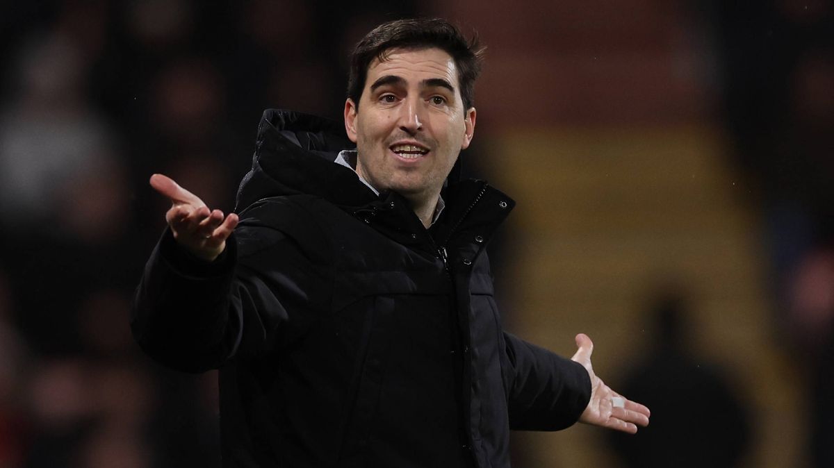 BOURNEMOUTH, ANGLICKO - 24. JANUÁRA: Andoni Iraola, hlavný tréner/manažér Bournemouthu, reaguje počas zápasu Premier League medzi Bournemouthom a Liverpoolom na Vitality Stadium 24. januára 2026 v anglickom Bournemouthe. (Foto Catherine Ivill - AMA/Getty Images)