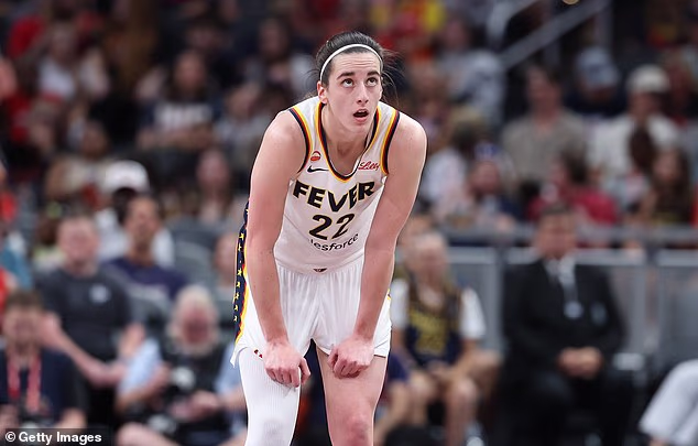 Caitlin Clark počas zápasu 24. júna proti Phoenixu Mercury, kde bola na príjme hrubých dvoch faulov, keď bojovala o loptu.
