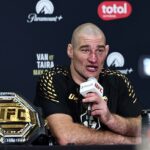 Sean Strickland je na fotke s korunou strednej váhy UFC minulý mesiac v Newarku
