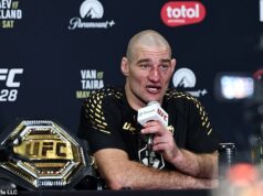 Kontroverzná hviezda UFC zdieľa AI video, na ktorom vo falošnej reklame Bud Light knockoutuje trans ženu Sean Strickland je na fotke s korunou strednej váhy UFC minulý mesiac v Newarku