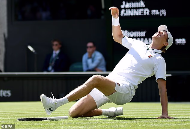 Jannik Sinner je vo Wimbledone v druhom kole, no bola to bolestivá cesta