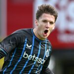Christos Tzolis (8) z Club Brugge oslavuje po strelení gólu 3:0 počas sezóny Jupiler Pro League 2025 - 2026, prvý zápas v majstrovskom play off medzi Club Brugge KV a RSC Anderlecht na štadióne Jana Breydela 6. apríla 2026 v Bruggách v Belgicku