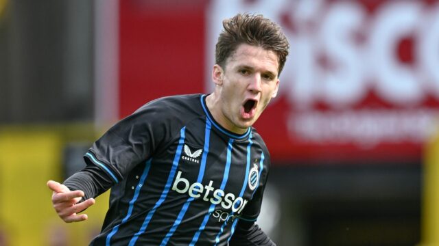 Christos Tzolis (8) z Club Brugge oslavuje po strelení gólu 3:0 počas sezóny Jupiler Pro League 2025 - 2026, prvý zápas v majstrovskom play off medzi Club Brugge KV a RSC Anderlecht na štadióne Jana Breydela 6. apríla 2026 v Bruggách v Belgicku