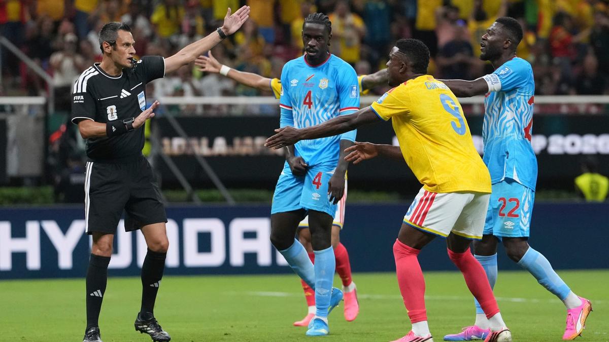 Kto je hlavným rozhodcom v zápase 32. kola Majstrovstiev sveta vo futbale 2026 medzi Brazíliou a Japonskom?