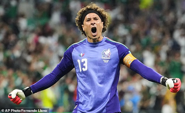 Guillermo Ochoa sa po zápase s Českom stal najstarším Mexičanom, ktorý hral na majstrovstvách sveta