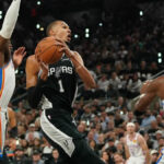 28. mája 2026; San Antonio, Texas, USA; Útočník San Antonio Spurs Victor Wembanyama (1) sa v prvom polčase počas šiesteho zápasu finále západnej konferencie o play-off NBA 2026 vo Frost Bank Center presadil proti strážcovi Oklahoma City Thunder Shai Gilgeous-Alexander (2). Povinný kredit: Dustin Safranek-Imagn Images