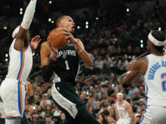 Kurzy, tipy a spáči majstrovstiev NBA 2027 28. mája 2026; San Antonio, Texas, USA; Útočník San Antonio Spurs Victor Wembanyama (1) sa v prvom polčase počas šiesteho zápasu finále západnej konferencie o play-off NBA 2026 vo Frost Bank Center presadil proti strážcovi Oklahoma City Thunder Shai Gilgeous-Alexander (2). Povinný kredit: Dustin Safranek-Imagn Images