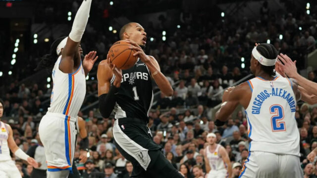 Kurzy, tipy a spáči majstrovstiev NBA 2027 28. mája 2026; San Antonio, Texas, USA; Útočník San Antonio Spurs Victor Wembanyama (1) sa v prvom polčase počas šiesteho zápasu finále západnej konferencie o play-off NBA 2026 vo Frost Bank Center presadil proti strážcovi Oklahoma City Thunder Shai Gilgeous-Alexander (2). Povinný kredit: Dustin Safranek-Imagn Images
