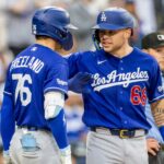 Dalton Rushing z Dodgers oslavuje s Alexom Freelandom po tom, čo v sobotu zasiahol domáci zápas proti Padres.