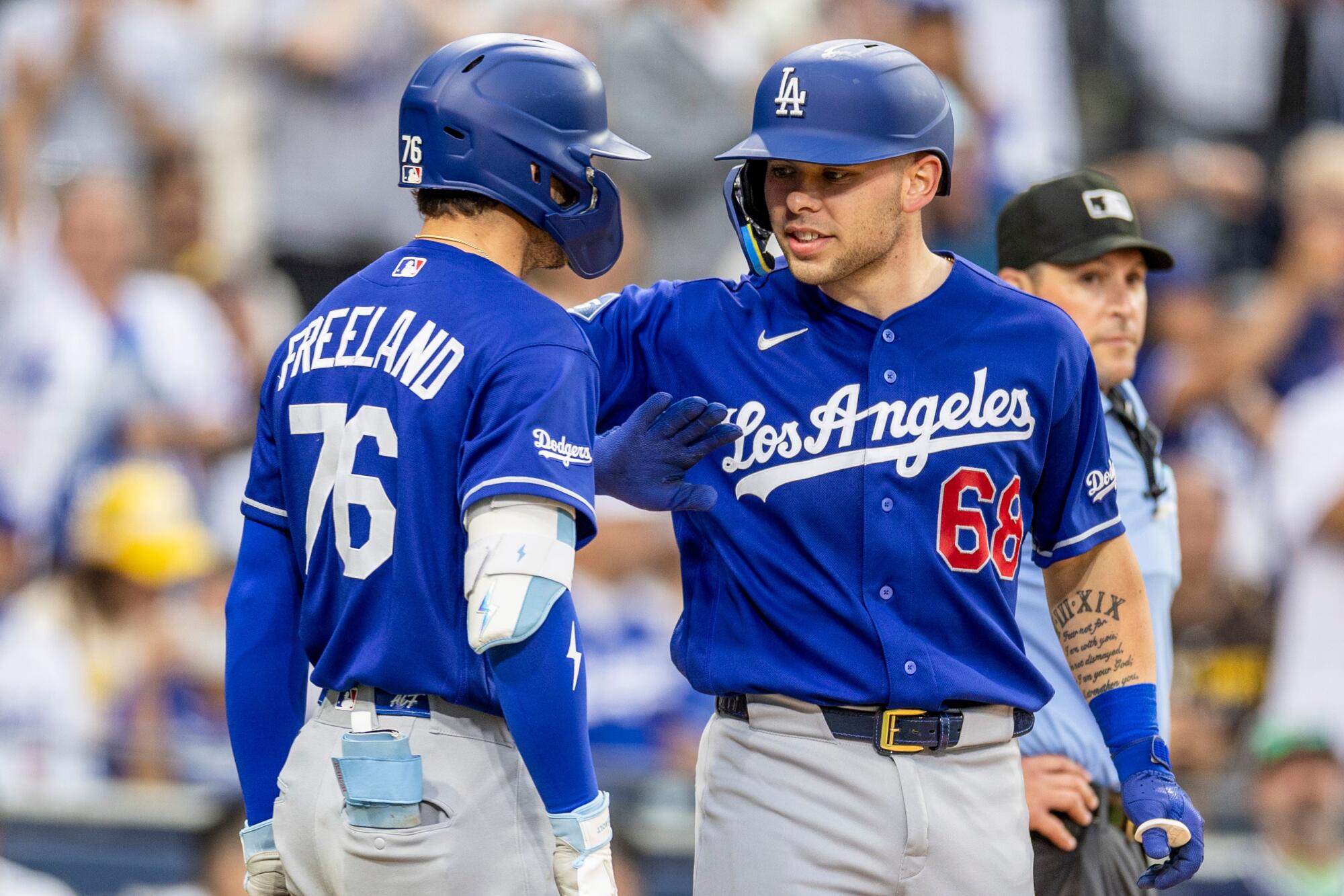 Dalton Rushing z Dodgers oslavuje s Alexom Freelandom po tom, čo v sobotu zasiahol domáci zápas proti Padres.