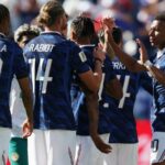 Kylian Mbappe, Francúzsko, sa snaží pokračovať v pohybe, zatiaľ čo Irak si zachováva pozitívny výhľad