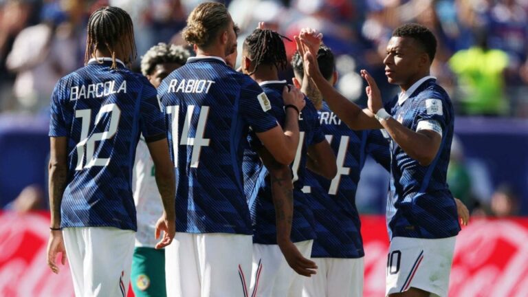 Kylian Mbappe, Francúzsko, sa snaží pokračovať v pohybe, zatiaľ čo Irak si zachováva pozitívny výhľad