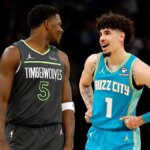Anthony Edwards a LaMelo Ball interagujú počas basketbalového zápasu v Target Center v Minneapolise