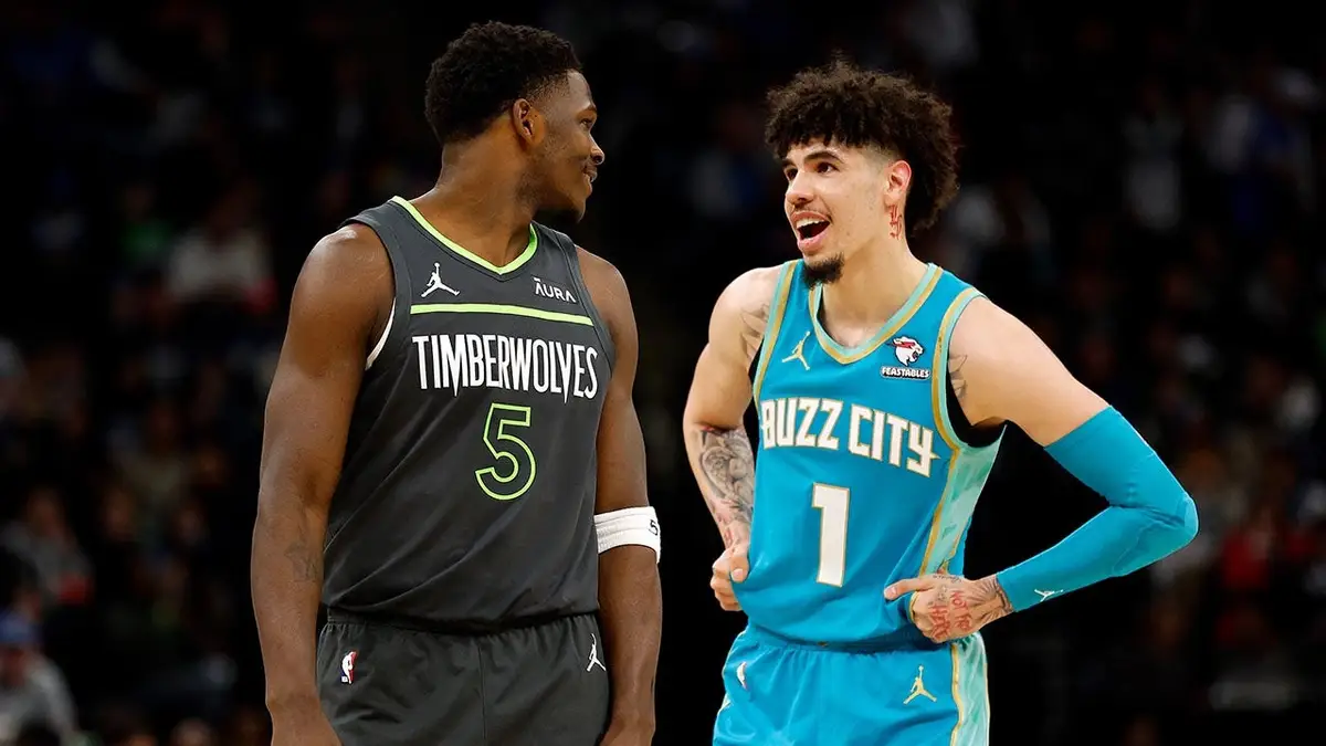 Anthony Edwards a LaMelo Ball interagujú počas basketbalového zápasu v Target Center v Minneapolise