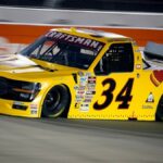 Jazdec NASCAR Truck Series Layne Riggs (34) preteká v piatok 29. mája 2026 počas Allegiance 200 na Nashville Superspeedway v Libanone, Tennessee.