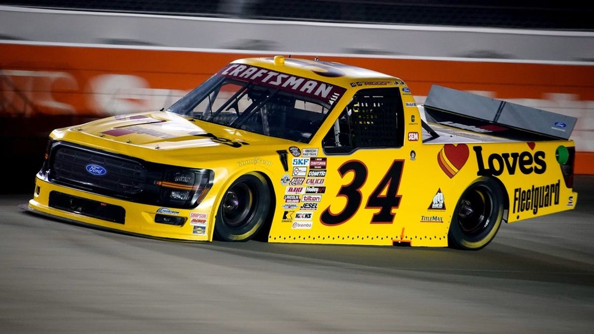 Jazdec NASCAR Truck Series Layne Riggs (34) preteká v piatok 29. mája 2026 počas Allegiance 200 na Nashville Superspeedway v Libanone, Tennessee.