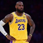 LeBron James reaguje počas prvej polovice zápasu play-off NBA v Crypto.com Arene