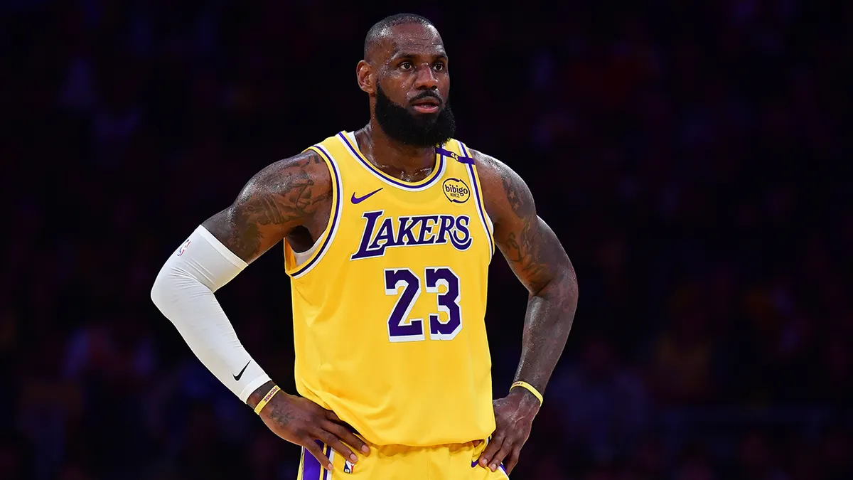LeBron James reaguje počas prvej polovice zápasu play-off NBA v Crypto.com Arene