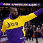 LeBron James máva fanúšikom v Acrisure Arena v Palm Springs v Kalifornii