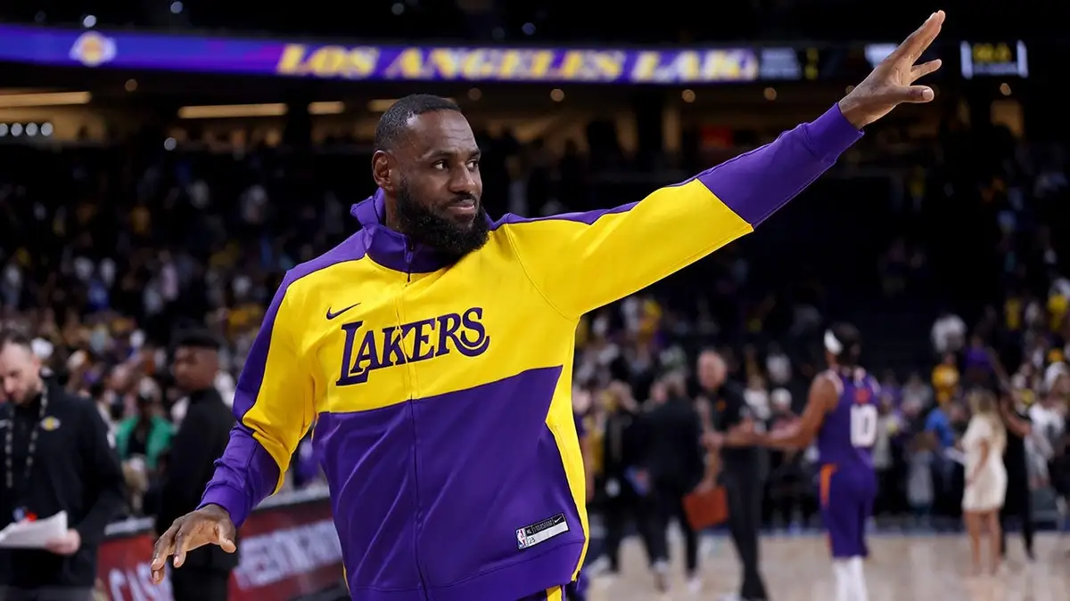 LeBron James máva fanúšikom v Acrisure Arena v Palm Springs v Kalifornii