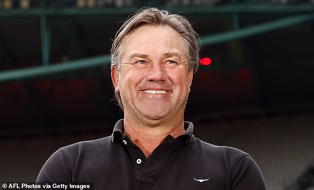 Tony Modra nahral odkaz pre fanúšikov futbalu pred sobotňajším zápasom medzi Adelaide Crows a Port Adelaide.