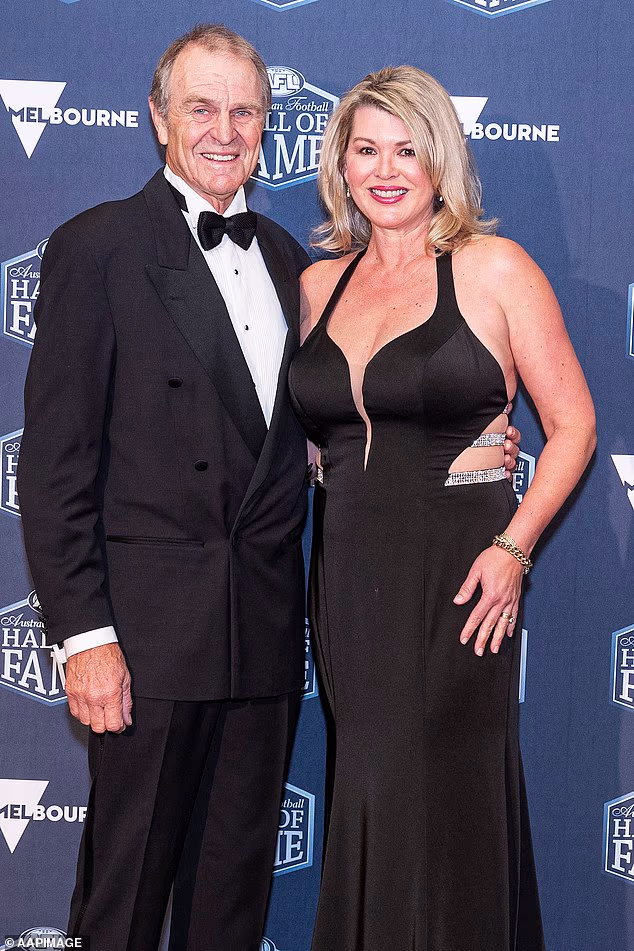 Futbalová legenda Aussie Rules Graham Cornes (na fotografii s manželkou Nicole) miluje to, čo vidí zo Socceroos na majstrovstvách sveta, ale verí, že pobláznenie fanúšikov do nich nevydrží