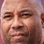LIVERPOOL, ANGLICKO - 11. MÁJ: Bývalý hráč Liverpoolu John Barnes sa pozerá počas zápasu Premier League medzi Liverpool FC a Arsenal FC na Anfielde 11. mája 2025 v Liverpoole v Anglicku. (Foto: Simon Stacpoole/Offsajd/Offsajd cez Getty Images)